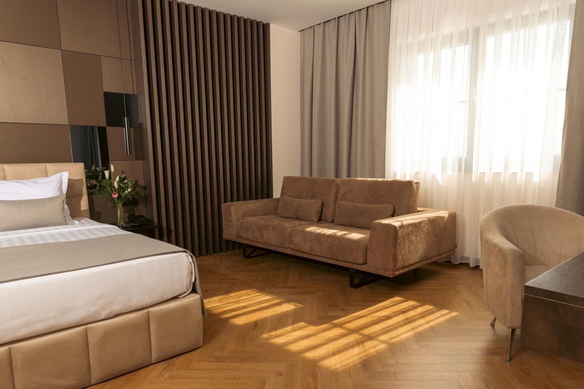 Venus Hotel Lipjan ภายนอก รูปภาพ