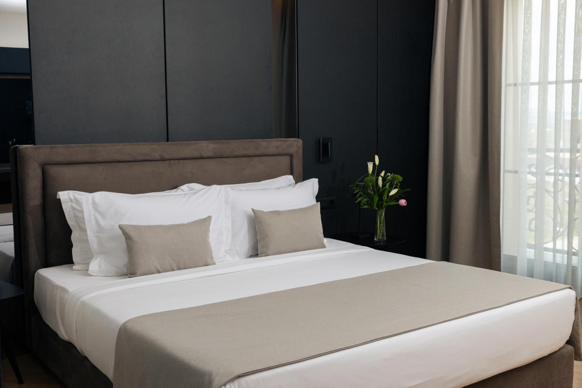 Venus Hotel Lipjan ภายนอก รูปภาพ