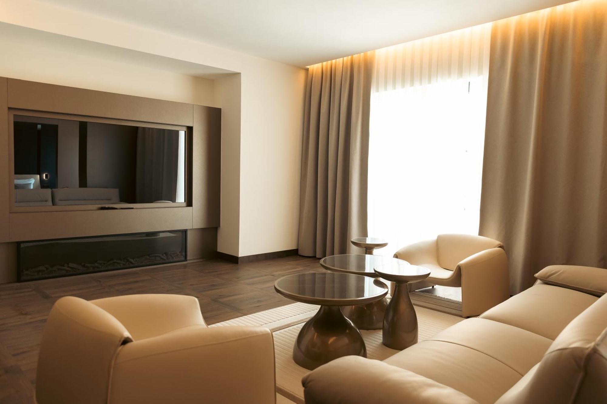 Venus Hotel Lipjan ภายนอก รูปภาพ
